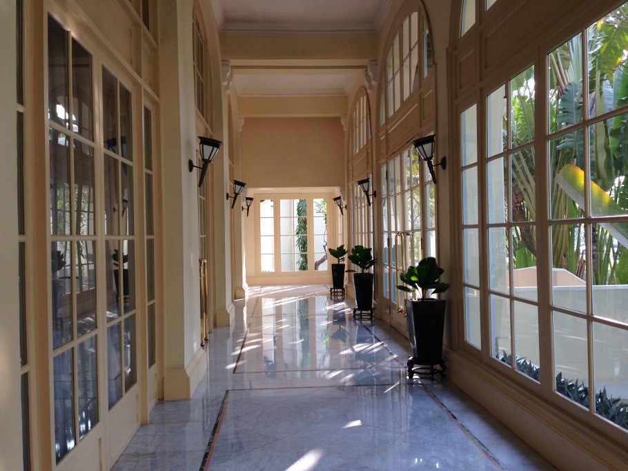 Холл с панорамными окнами