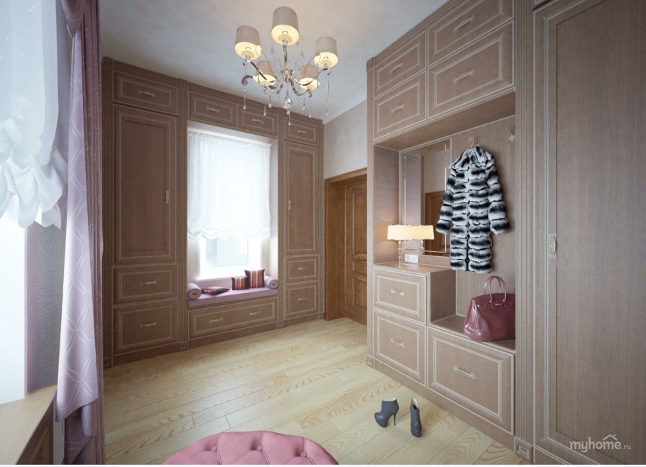 Квадратная прихожая с окном