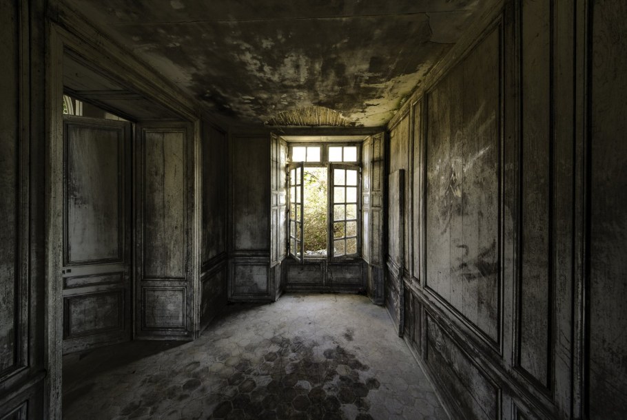 Большая прихожая в частном доме