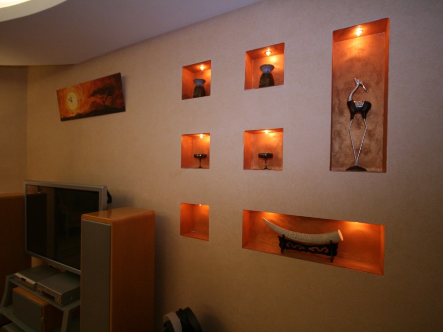 Встроенные полки с подсветкой