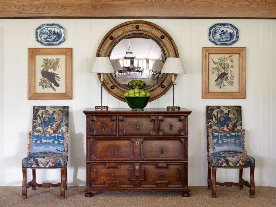 Колониальный стиль в интерьере комоды