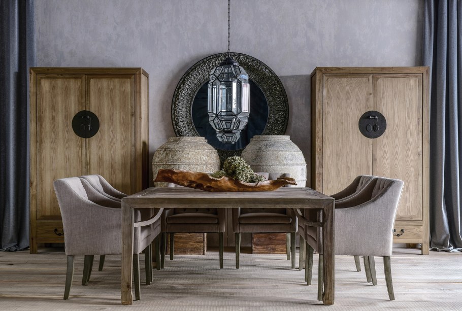 Колониальная скамья в интерьере