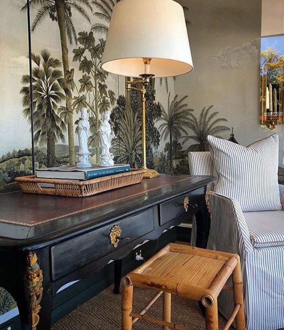 Столик в колониальном стиле