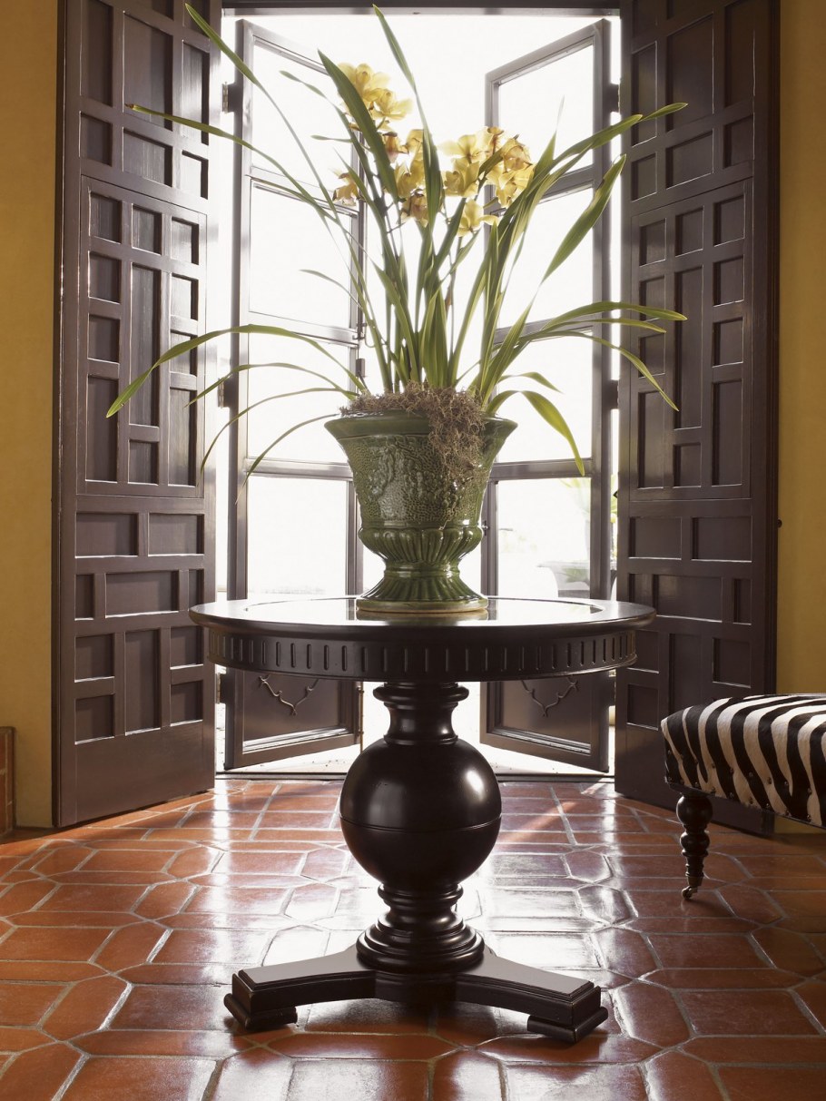 Столик в колониальном стиле