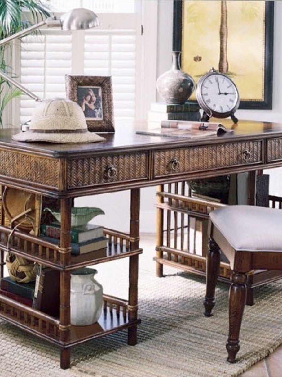 Стеллаж в колониальном стиле