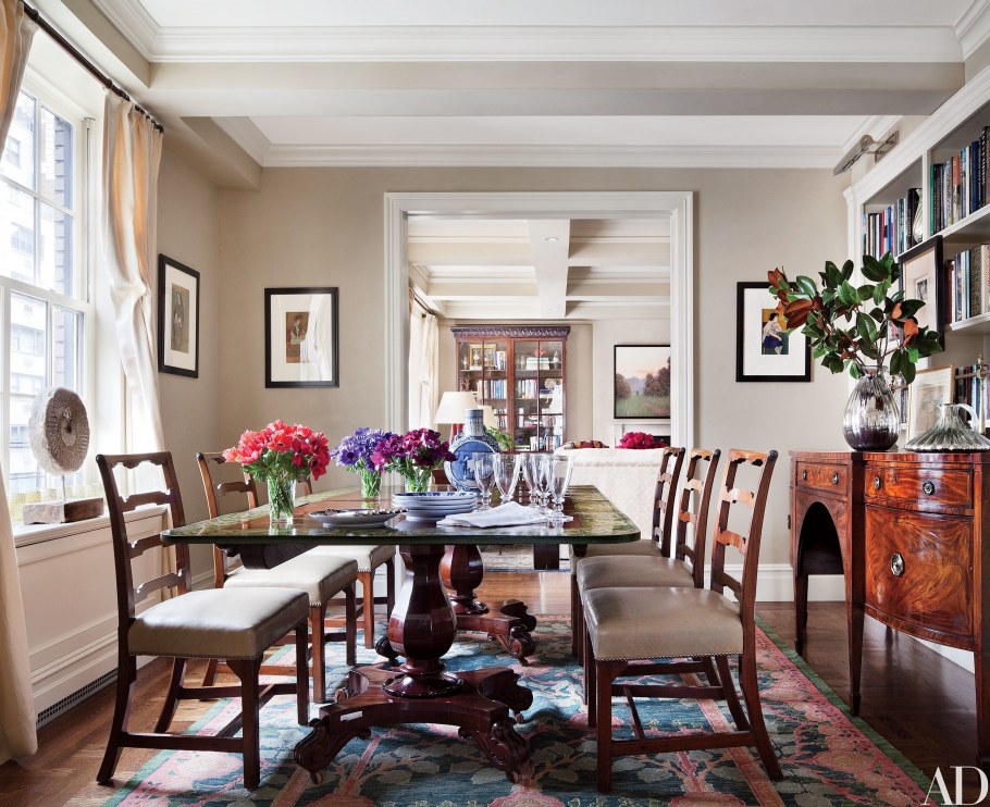 Обеденный стол в колониальном стиле