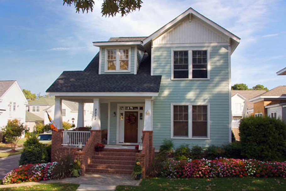 Фасад дома в деревенском стиле