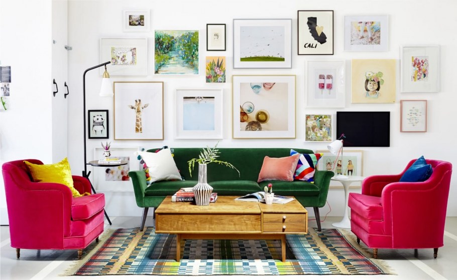 Яркий интерьер с белыми стенами