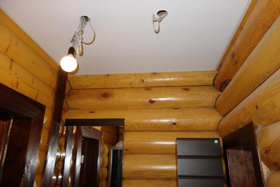 Потолок из МДФ панелей в деревянном доме