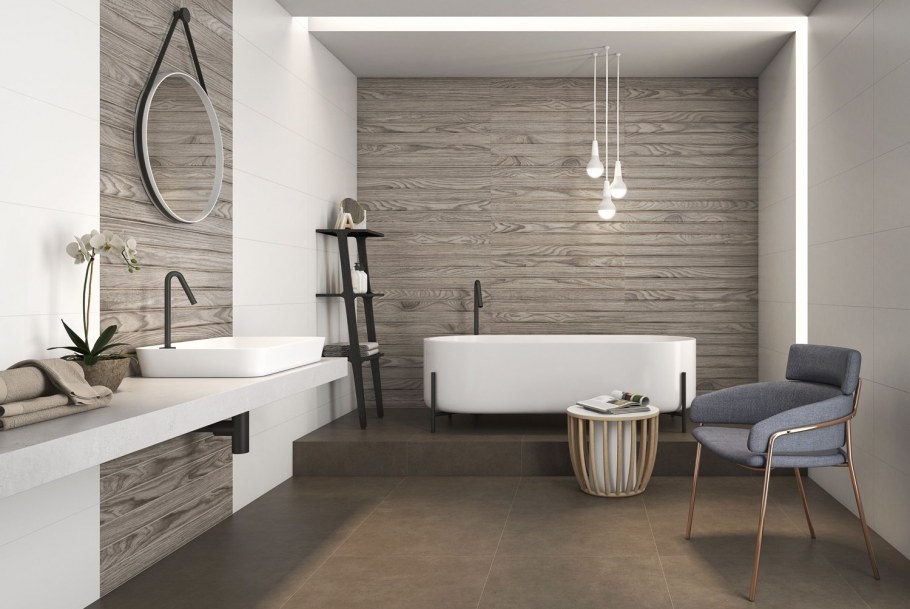 Рельефная плитка и под дерево в ванной со