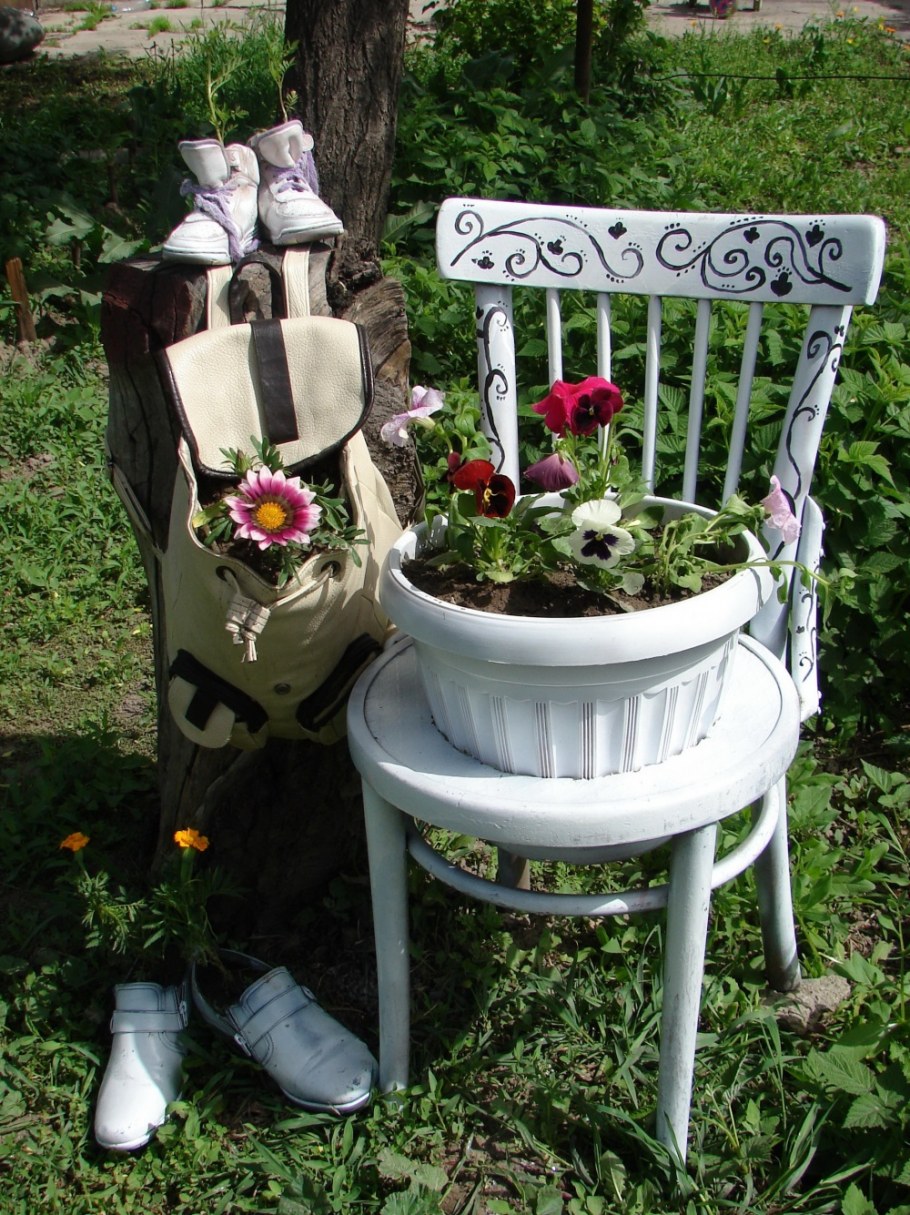 Цветники из старых стульев