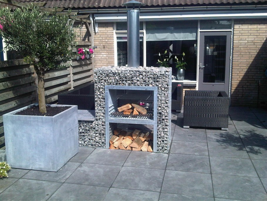 Патио с габионами