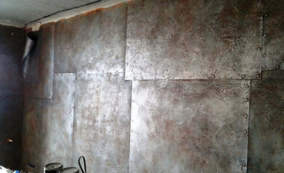 Лист металла на стене