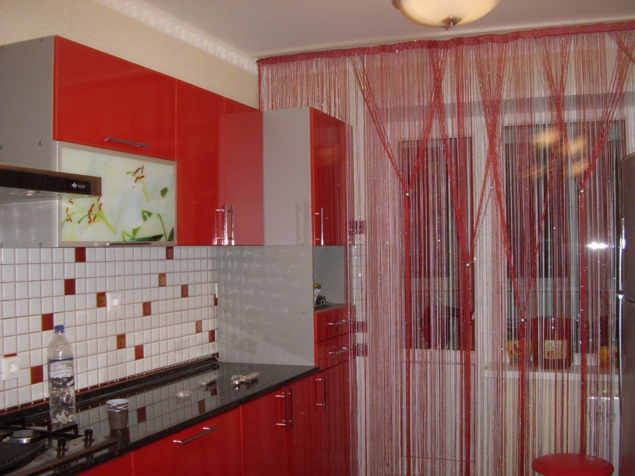 Нитяные шторы на кухню