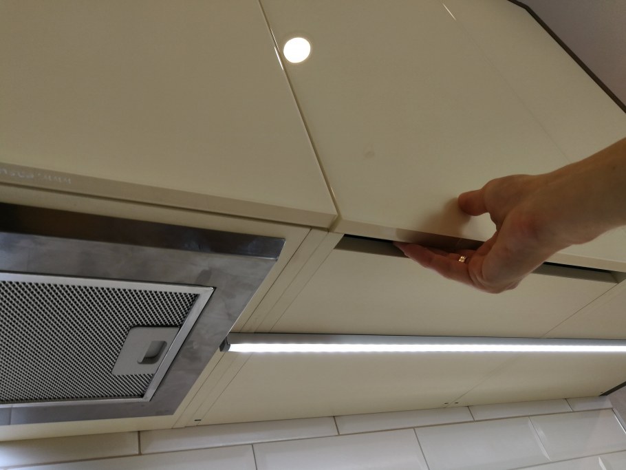 Верхние фасады кухни без ручек