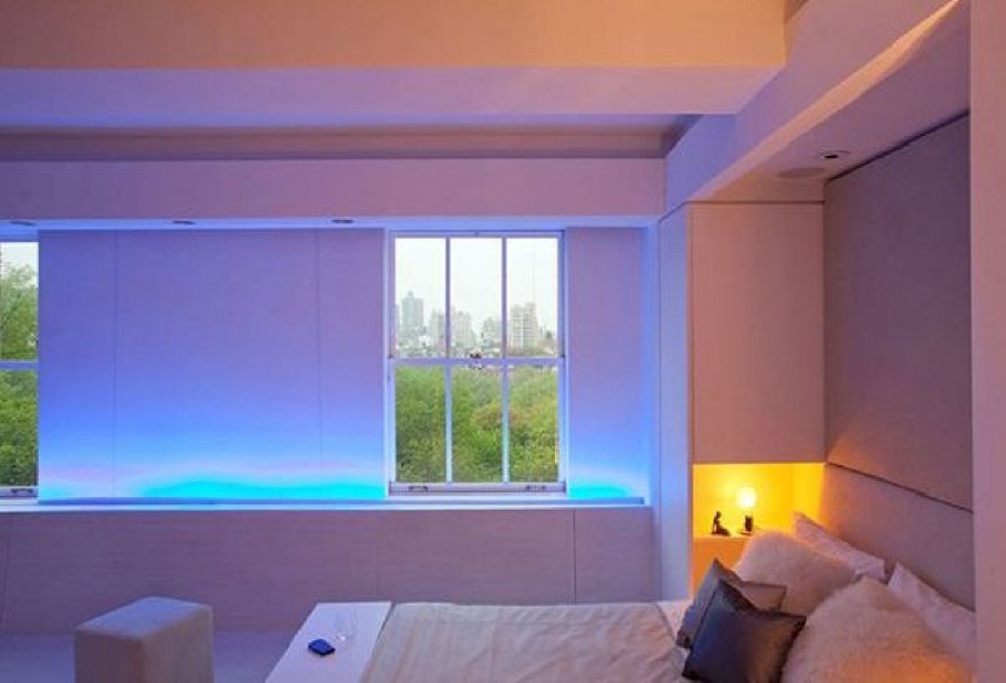 Комната с подсветкой окна