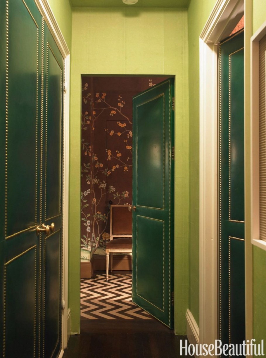 Салатовые стены в коридоре