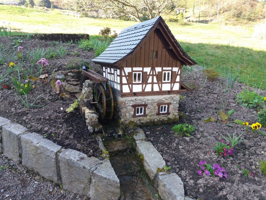 Декоративная водяная мельница на участке