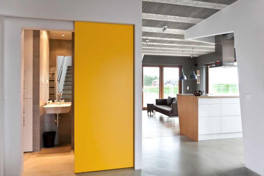 Входная дверь в узком коридоре