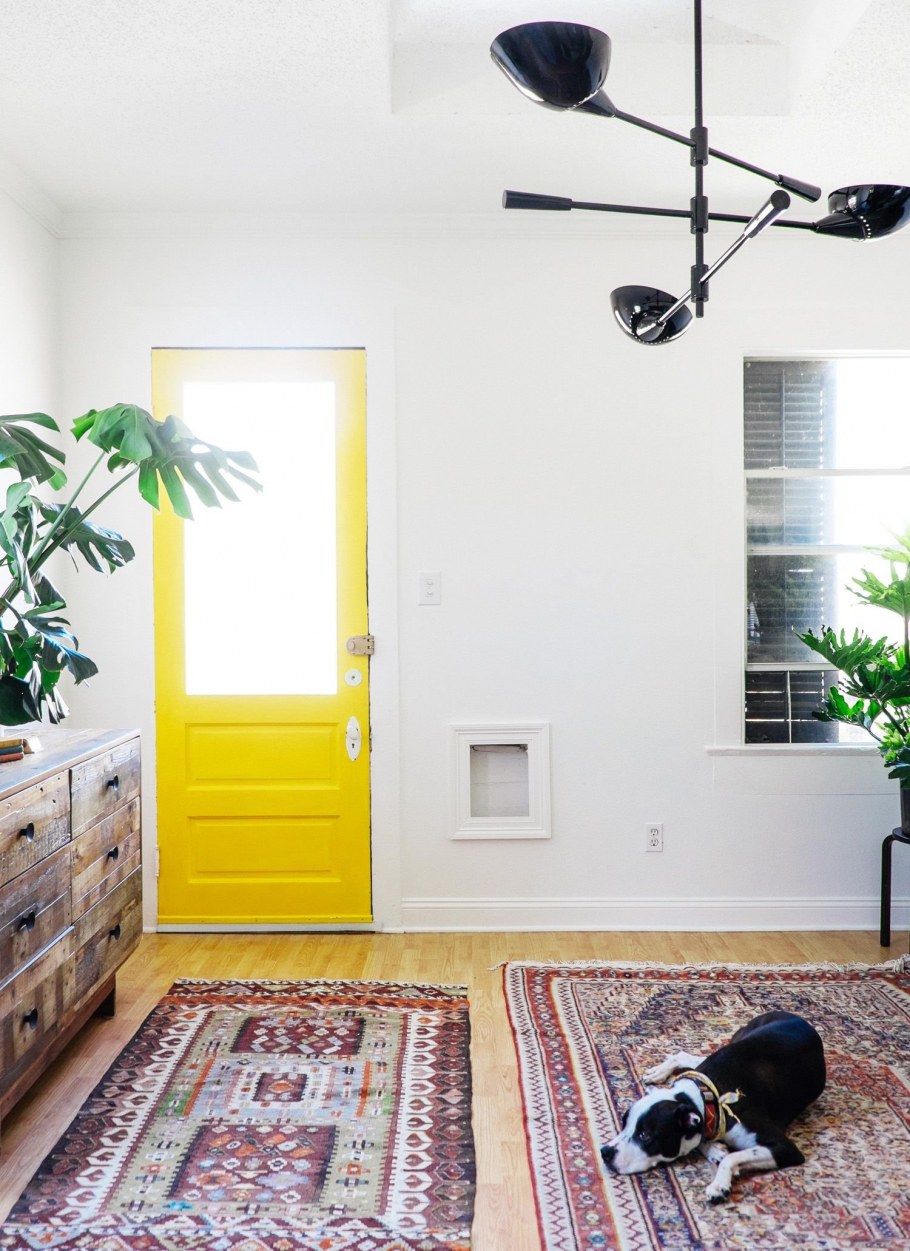 Желтые стены в коридоре