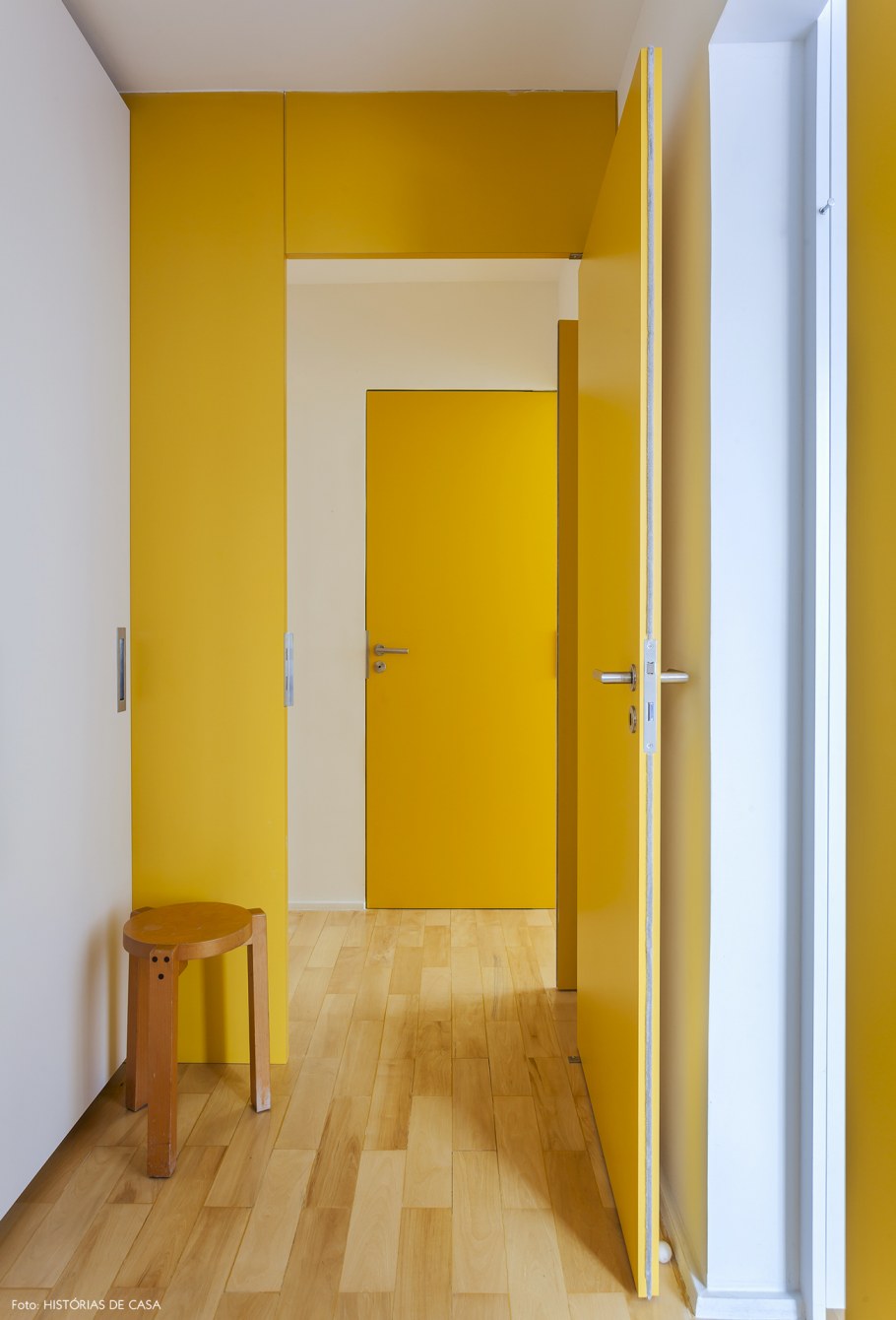 Межкомнатные двери желтого цвета