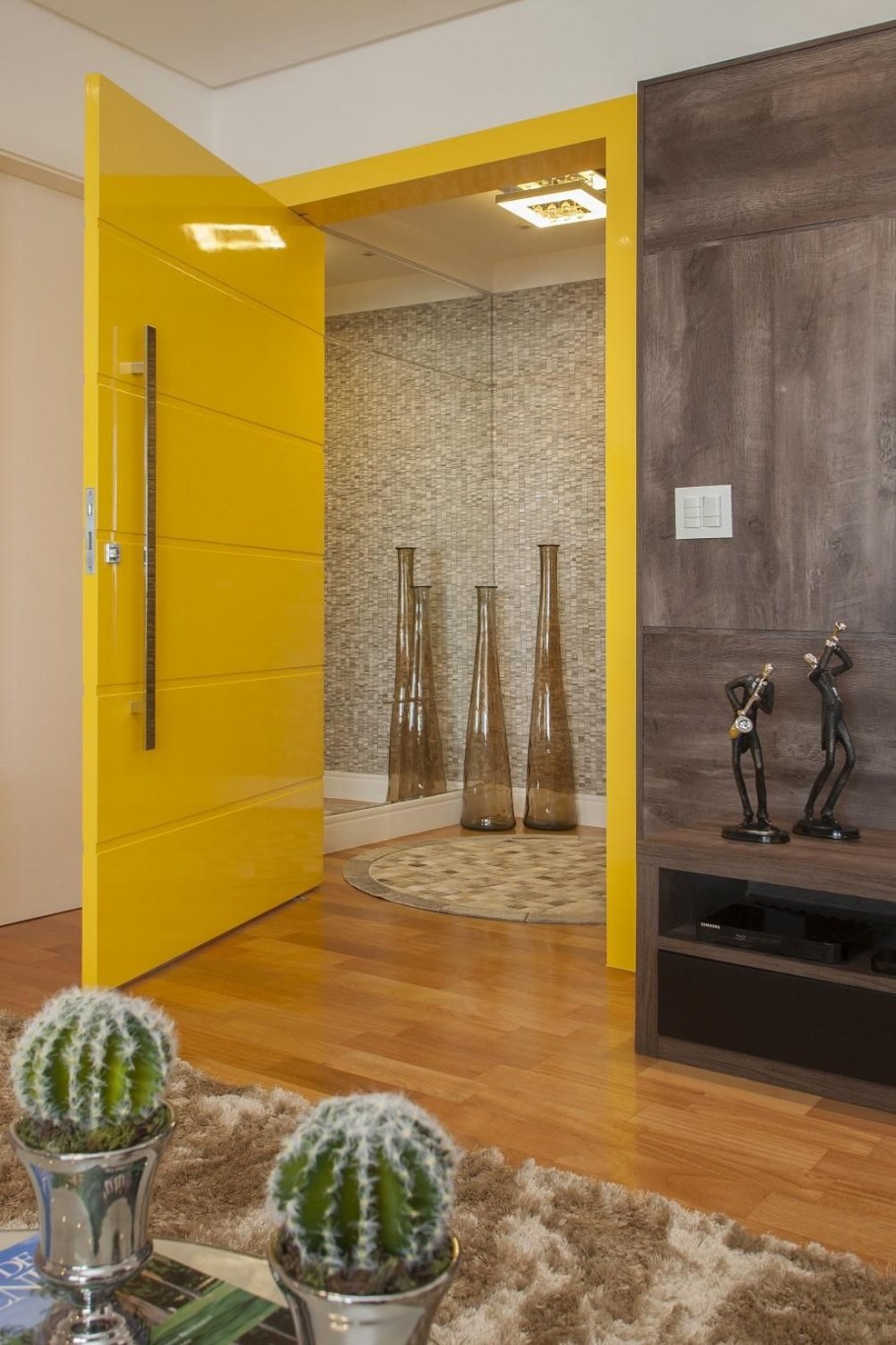 Прихожая в горчичном цвете