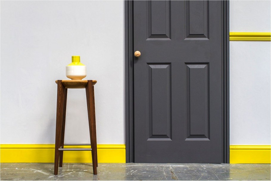 Дверь в жёлтых тонах