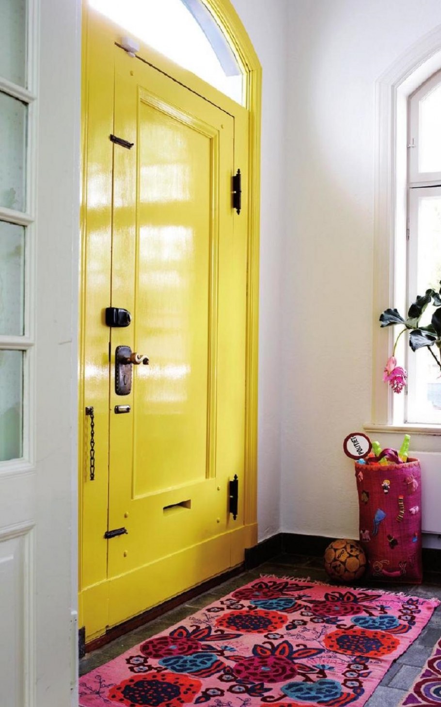 Цветные двери в интерьере