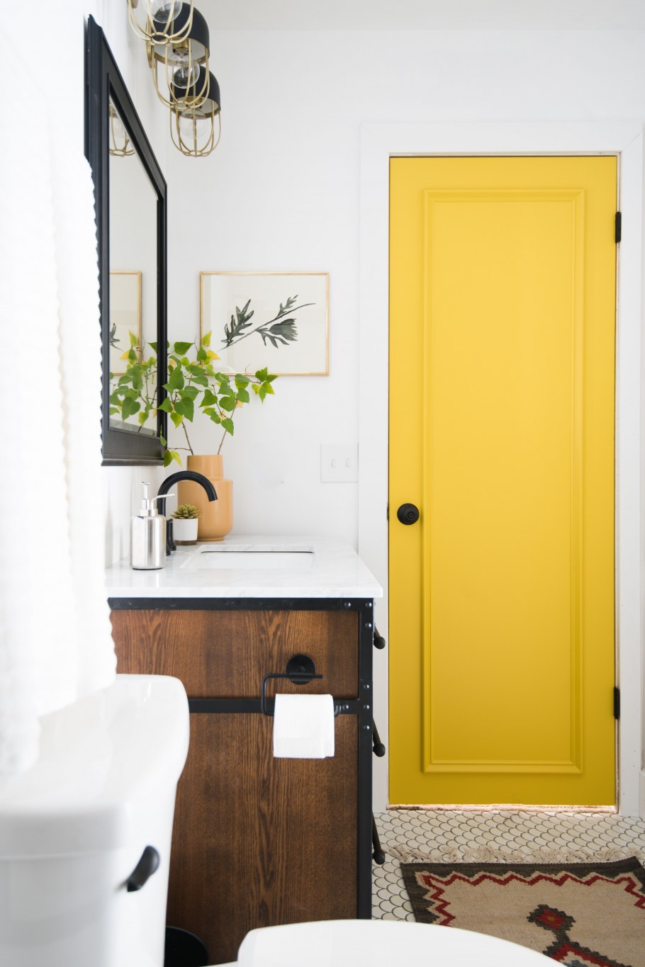 Яркие двери в интерьере