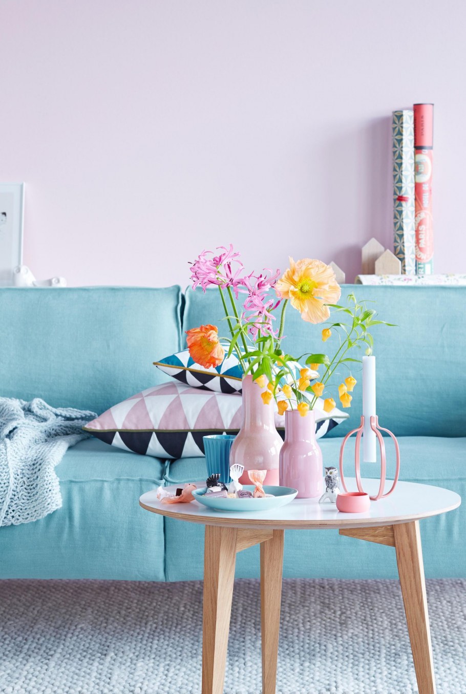Диван в пастельных тонах