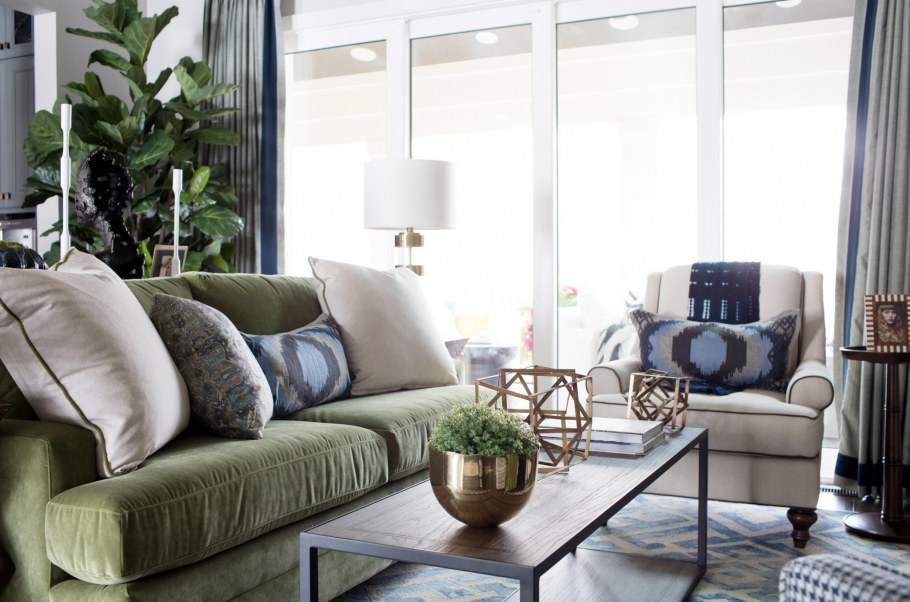 Диван цвета хаки в интерьере