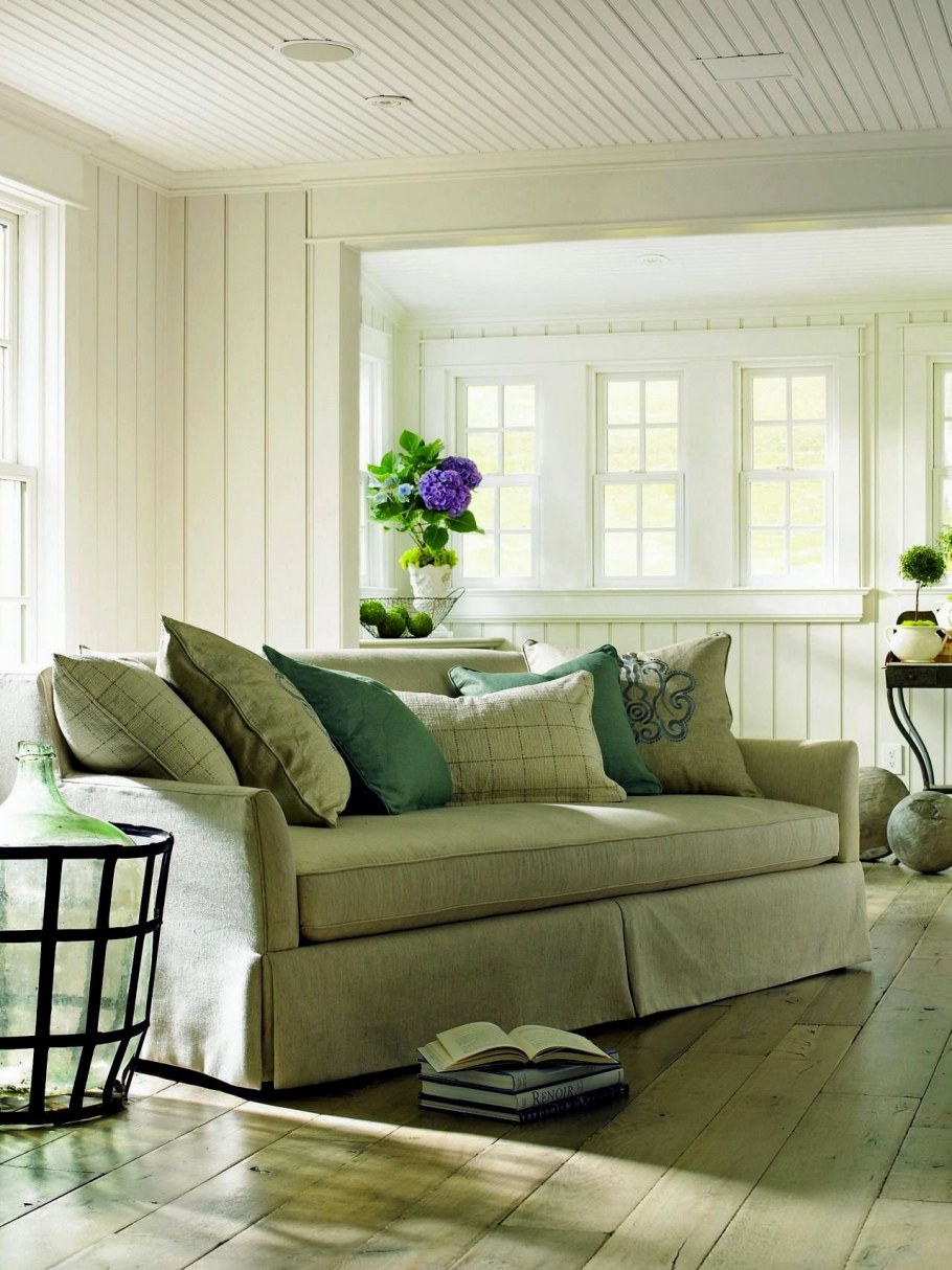 Салатовый диван в интерьере гостиной