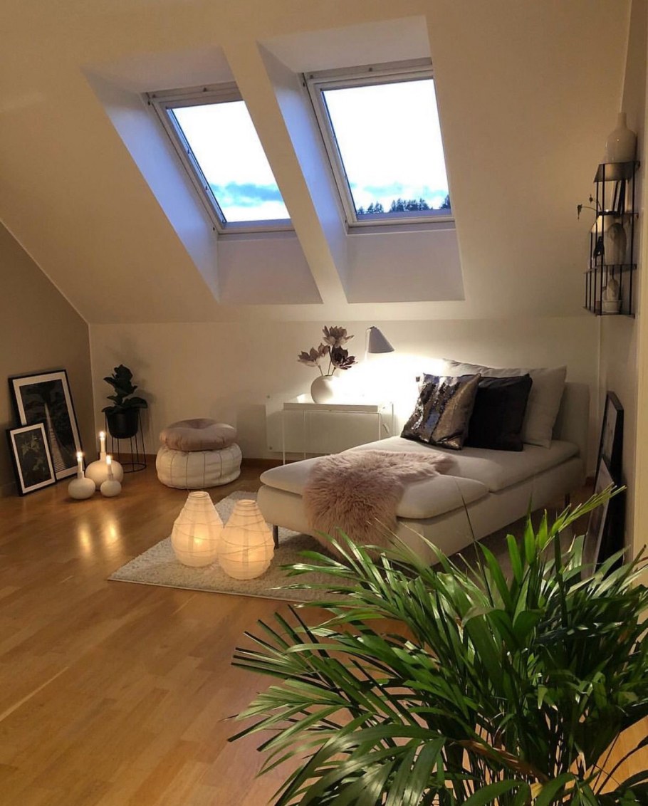 Спальня с мансардными окнами