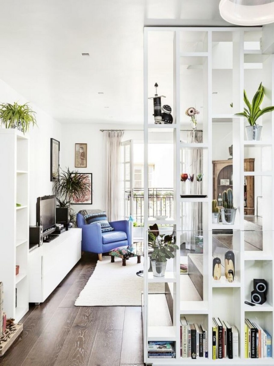 Перегородка с полками в кухне-гостиной