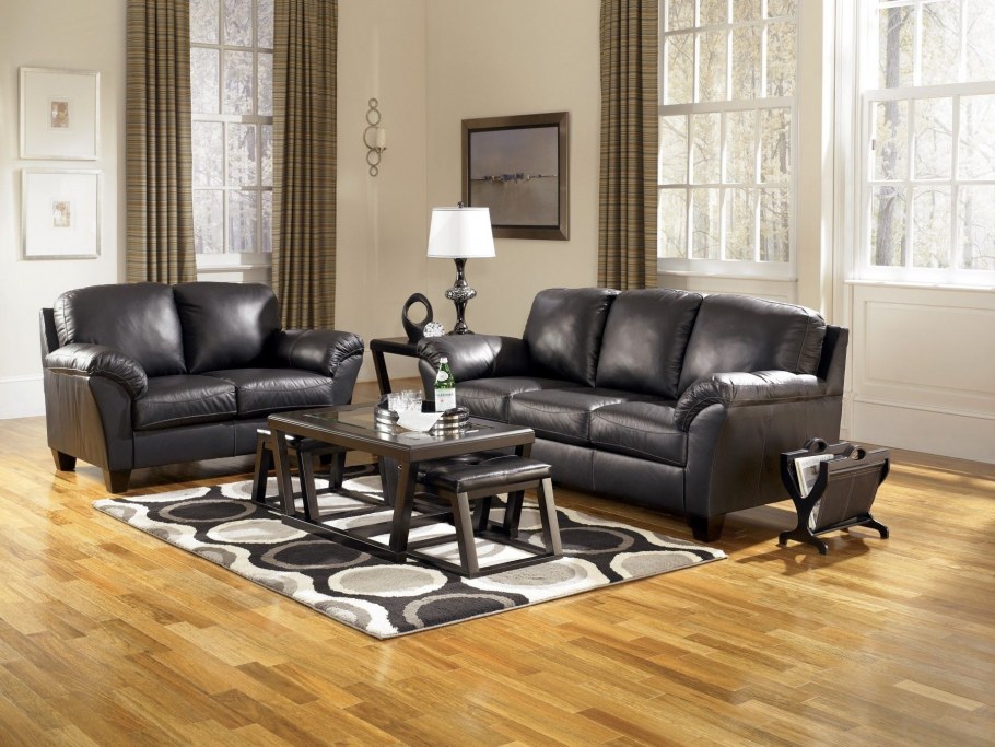 Черный диван в интерьере