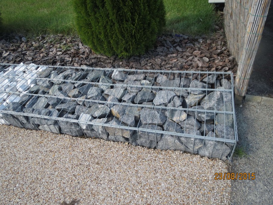Бордюр из сетки с камнями