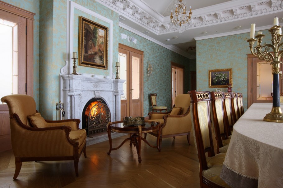 Мраморные колонны в интерьере