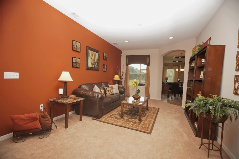 Терракотовые стены в прихожей