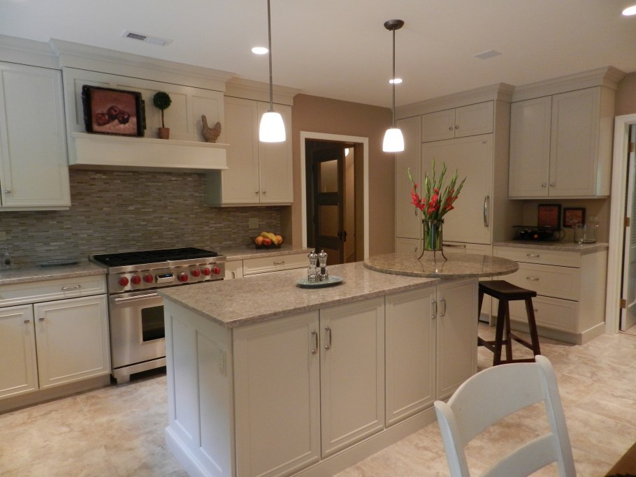 Кухонный остров бежевый