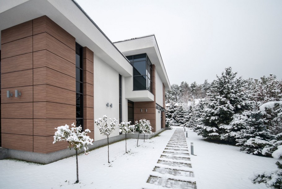 Отделка фасада деревом и штукатуркой