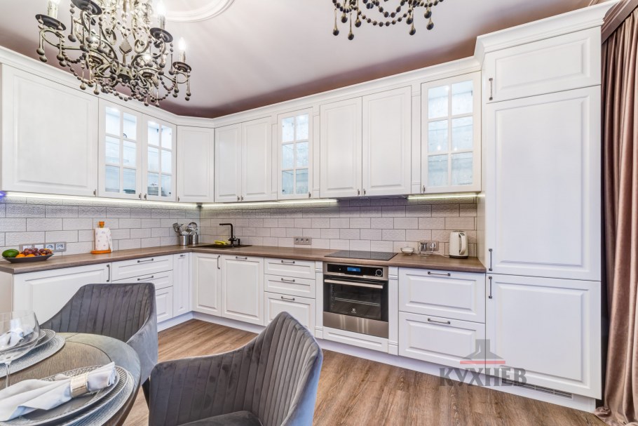 Кухня Неоклассика с выступом столешницы