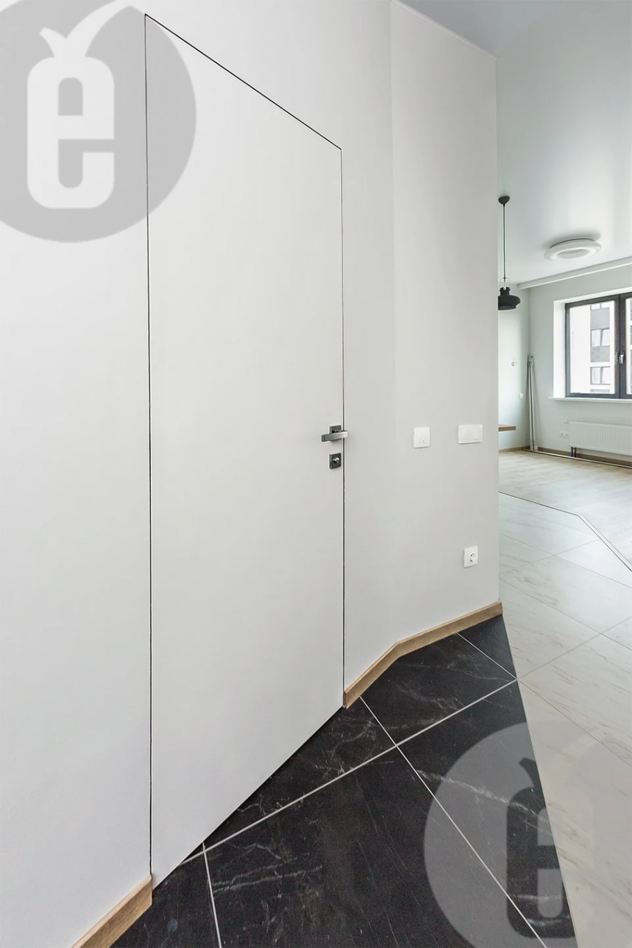 Белая скрытая дверь в интерьере