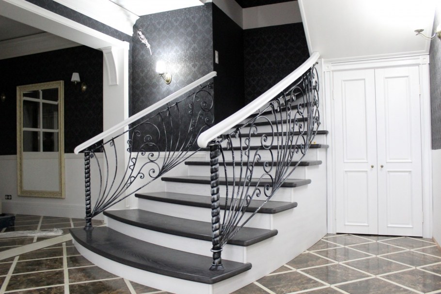 Серая лестница в деревянном доме