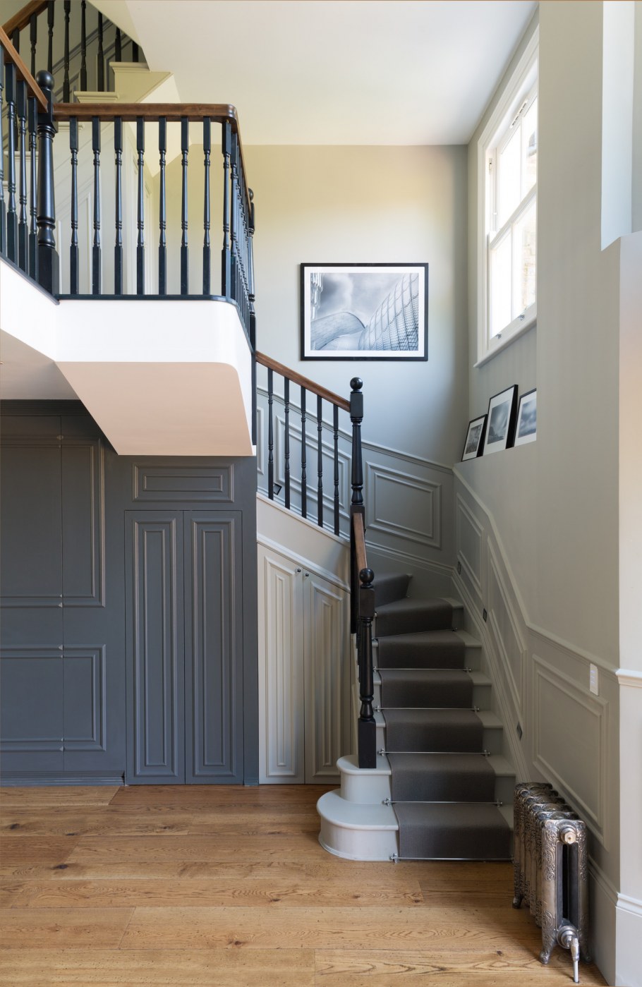 Деревянная лестница серого цвета