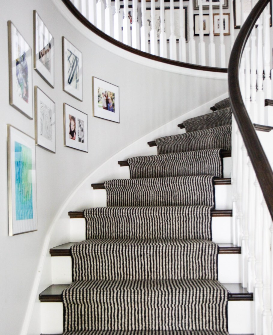 Черная лестница в доме