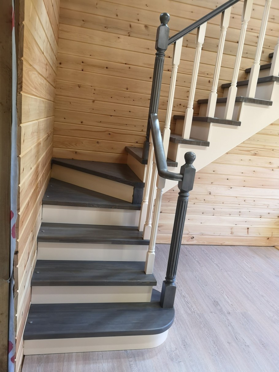 Лестница с белыми ступенями