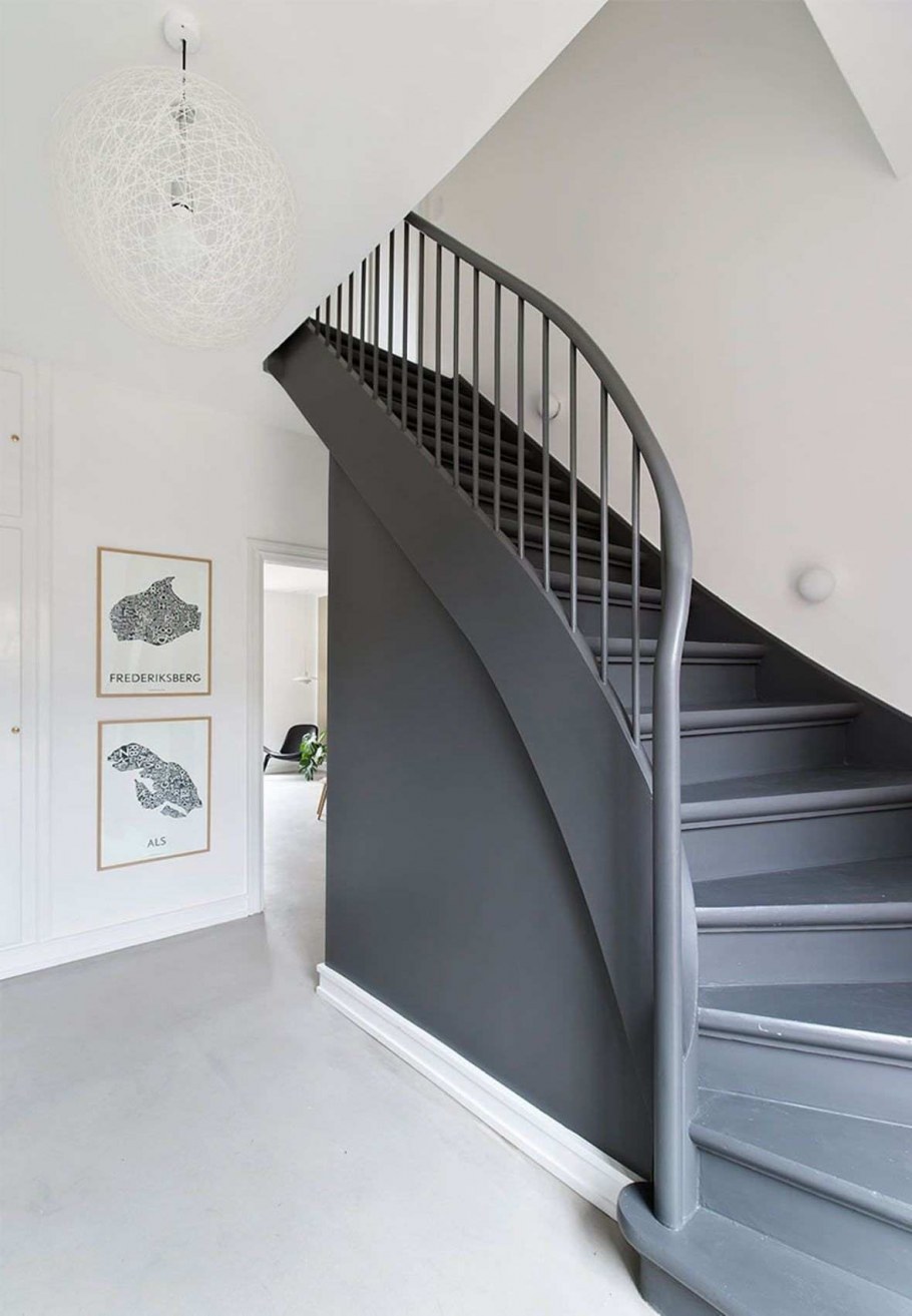 Лестница серая с белым