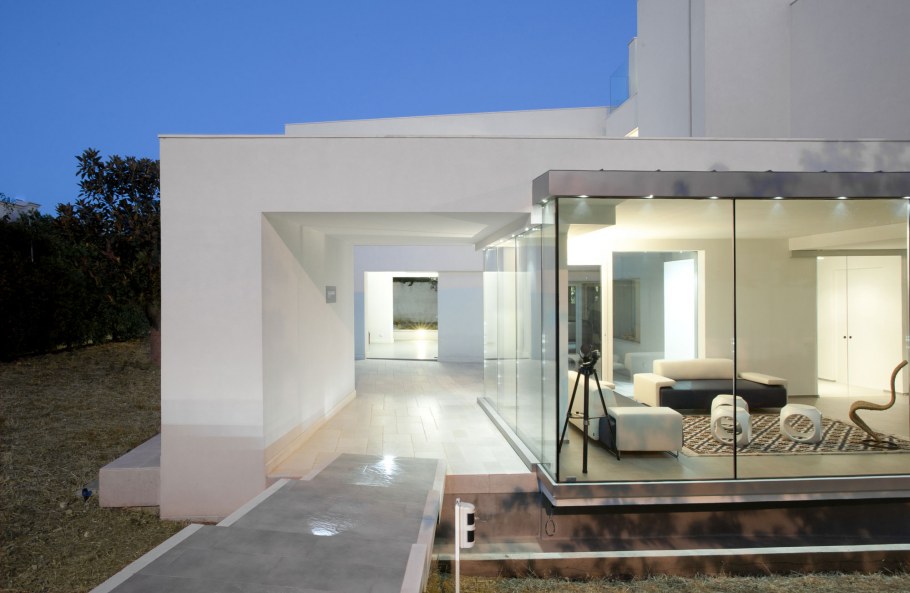 Современная белая вилла