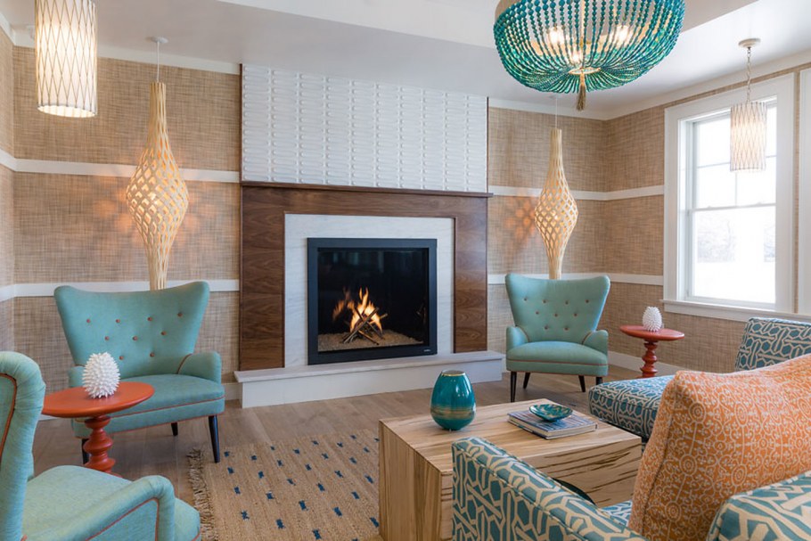 Бирюзовая гостиная с камином