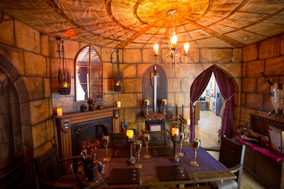 Комната в стиле средневекового замка